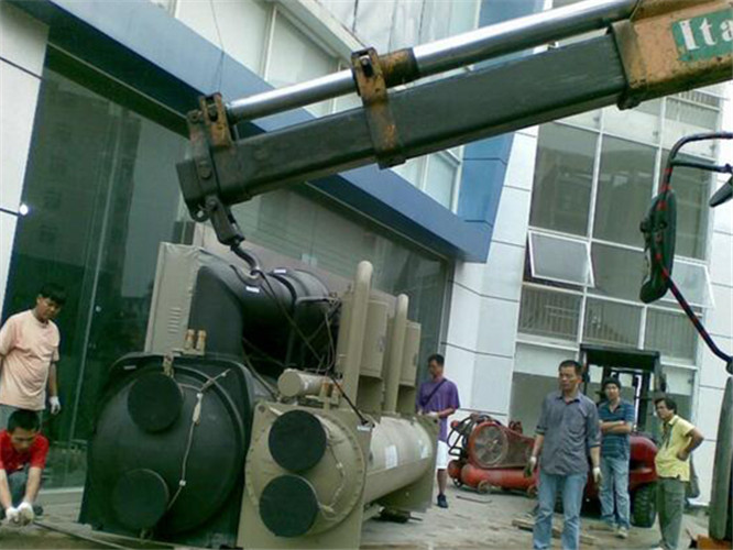 茅箭区随车吊和汽车吊的核心区别是什么？哪种更省钱？