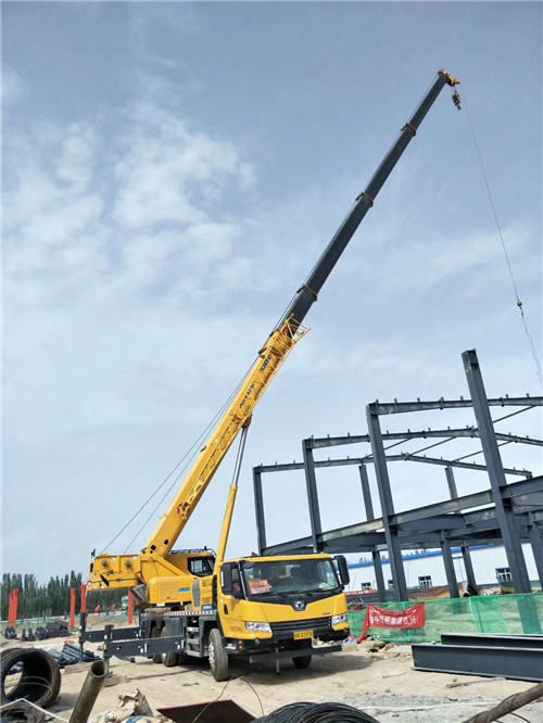 茅箭区超高层建筑钢结构吊装案例